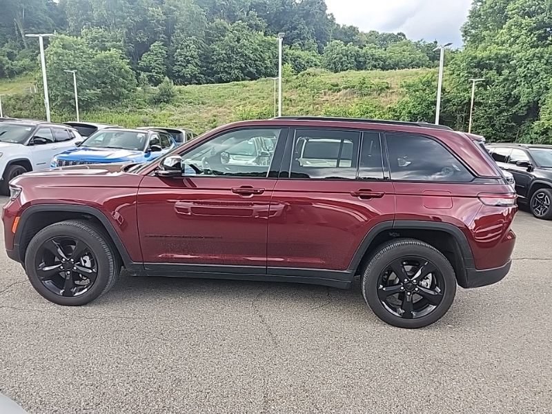 Certified 2025 Jeep Grand Cherokee Altitude AWD/4WD image 4