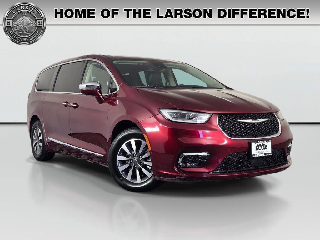 Used 2022 Chrysler Pacifica Limited w/ Uconnect Theater Family Group FWD image 1