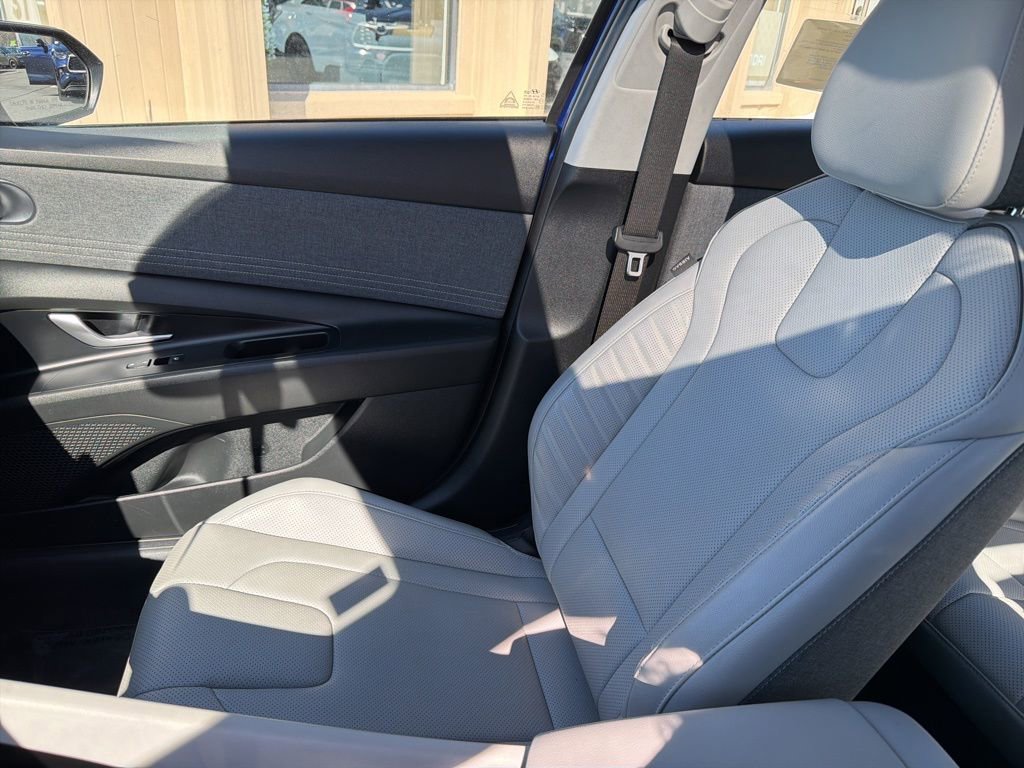 Used 2023 Hyundai Elantra Limited image 32