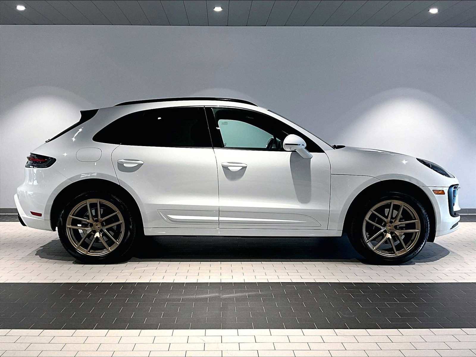 Used 2025 Porsche Macan image 11
