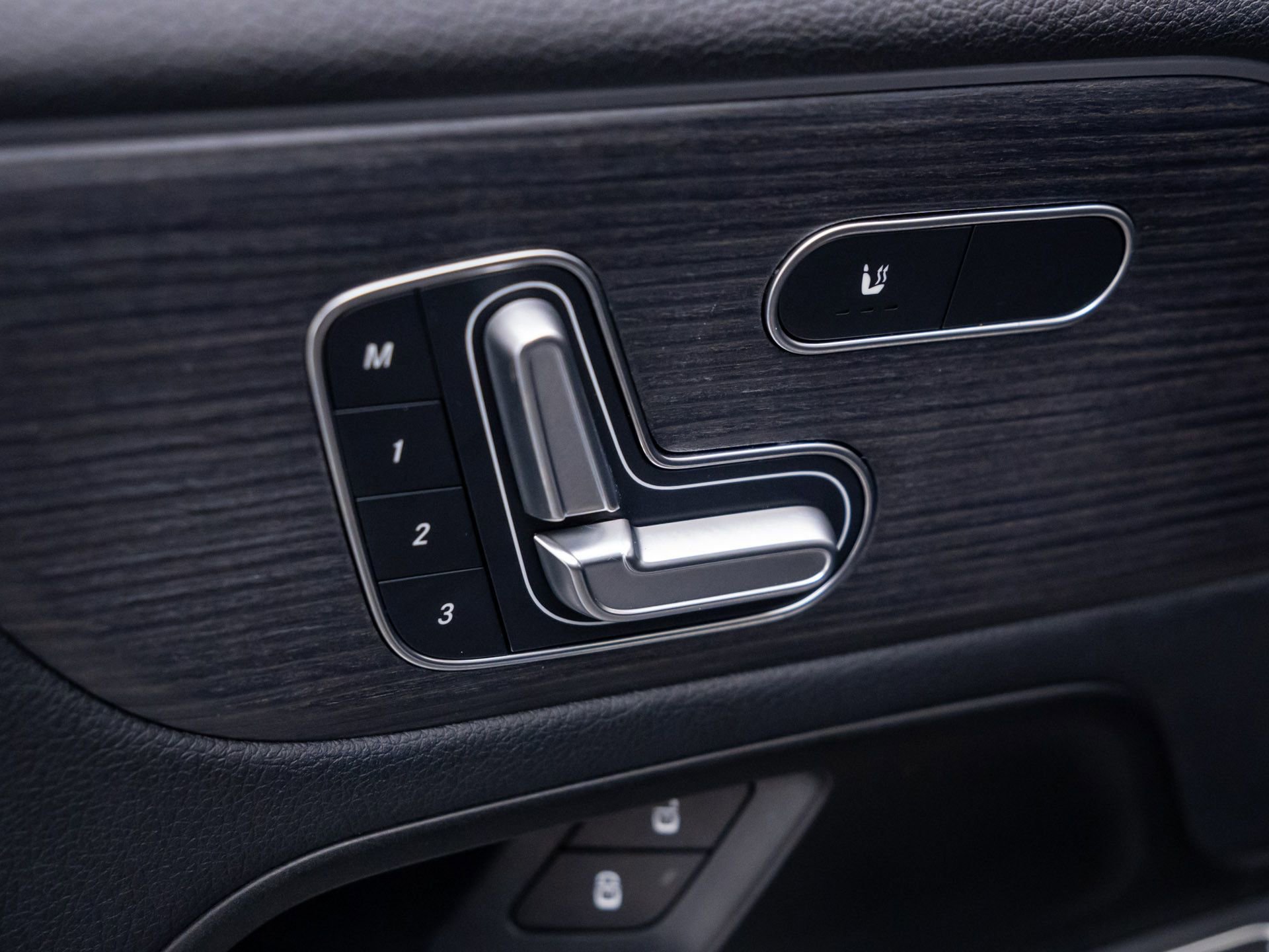 Used 2023 Mercedes-Benz EQB 300 4MATIC w/ Exclusive Package image 21