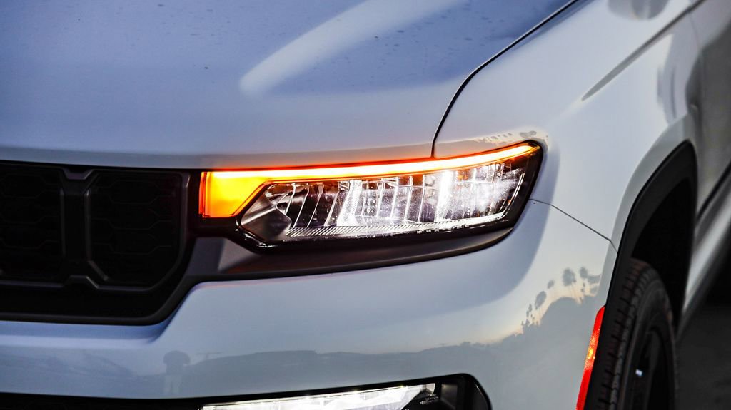 New 2026 Jeep Grand Cherokee Limited w/ Limited Altitude Package image 4