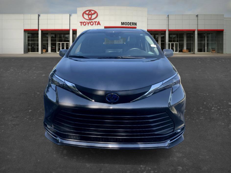 Certified 2025 Toyota Sienna XLE FWD image 2