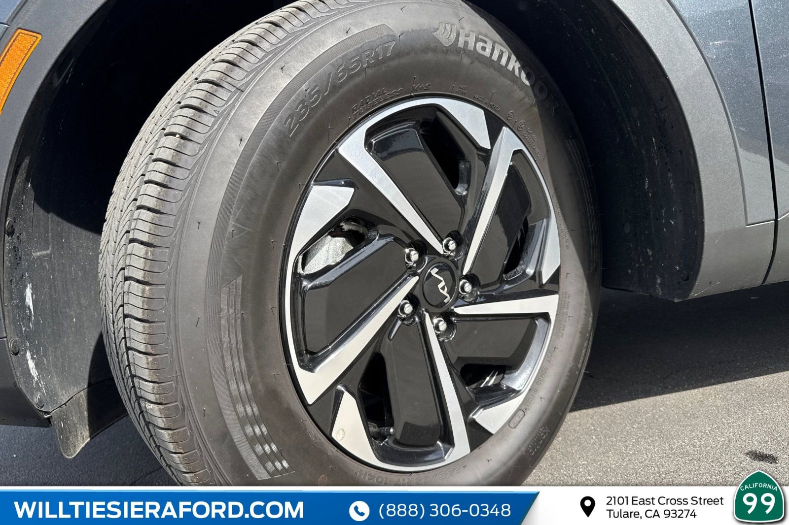 Used 2025 Kia Sportage LX image 7