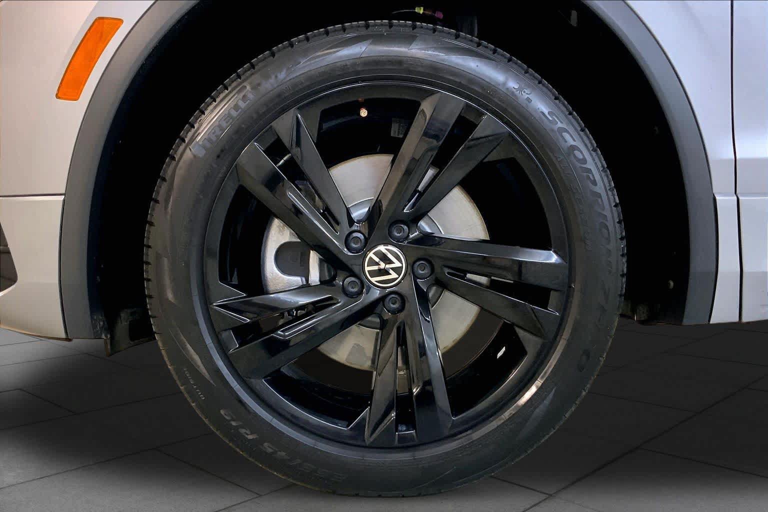 Used 2024 Volkswagen Tiguan SE R-Line AWD/4WD image 10