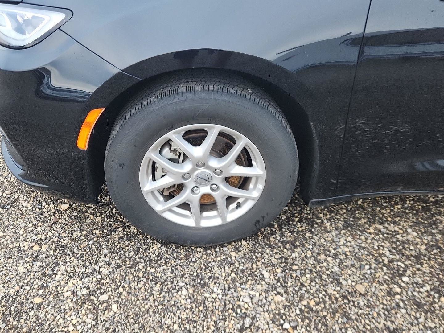 Used 2025 Chrysler Pacifica Select FWD image 8