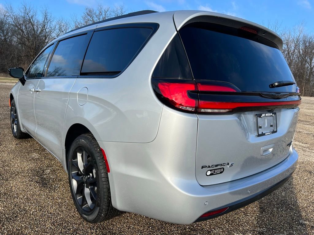 New 2026 Chrysler Pacifica Limited w/ S Appearance Package AWD/4WD image 3