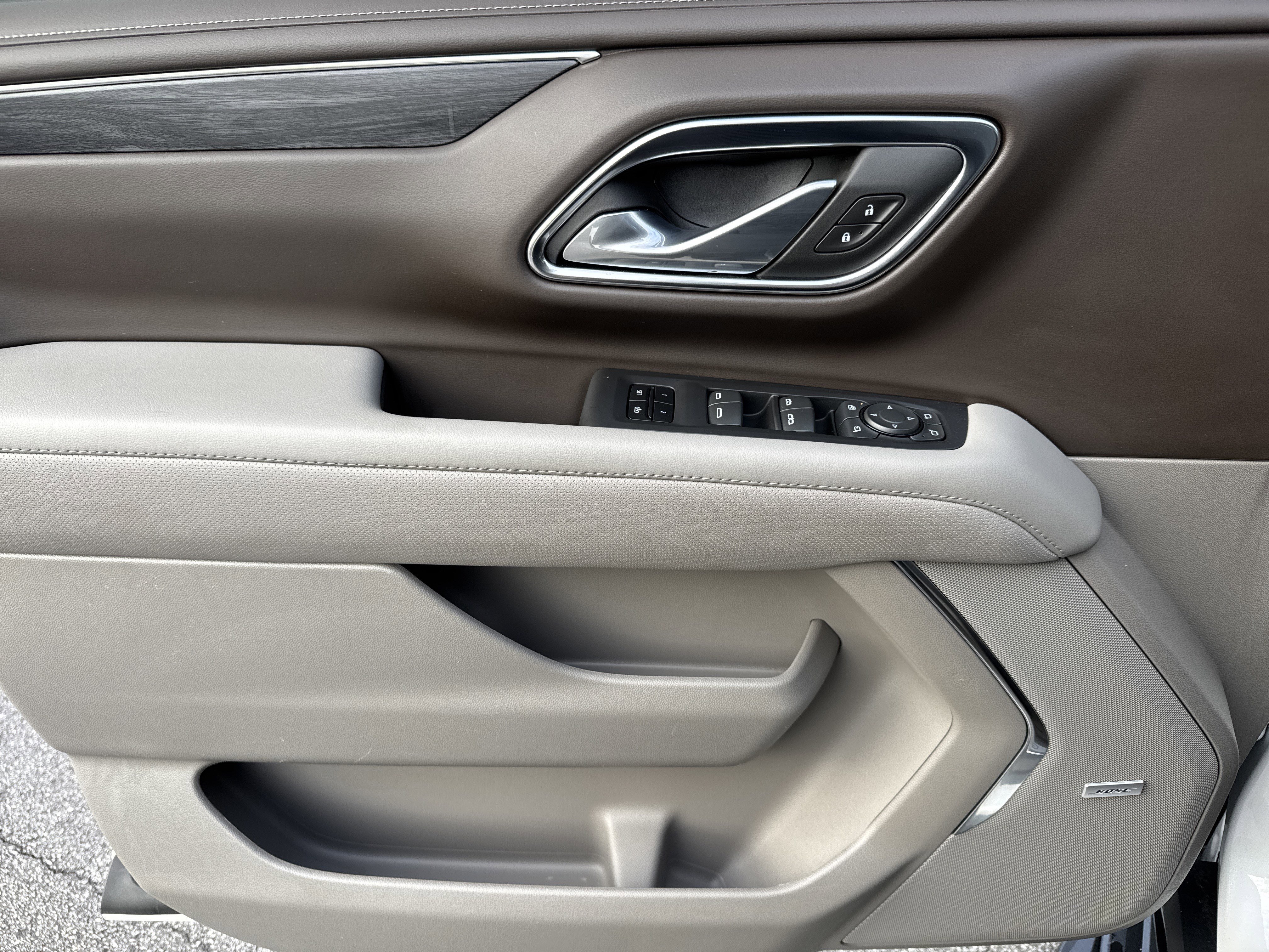 Used 2024 GMC Yukon XL SLT w/ SLT Luxury Package image 14