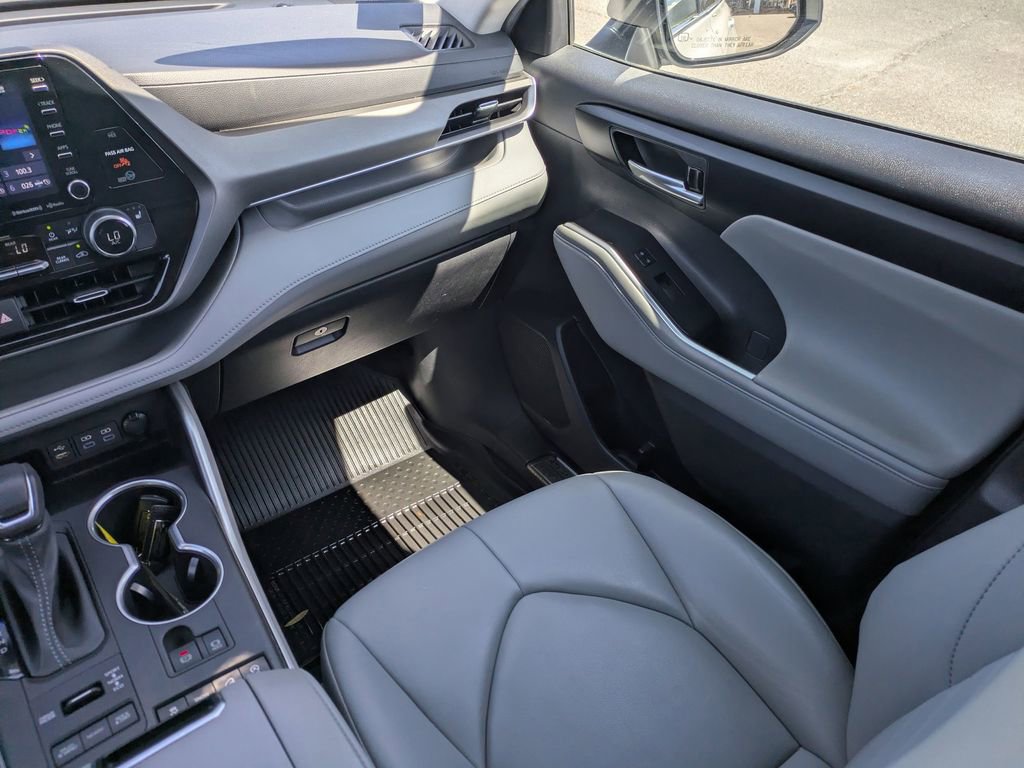 Used 2022 Toyota Highlander XLE AWD/4WD image 21