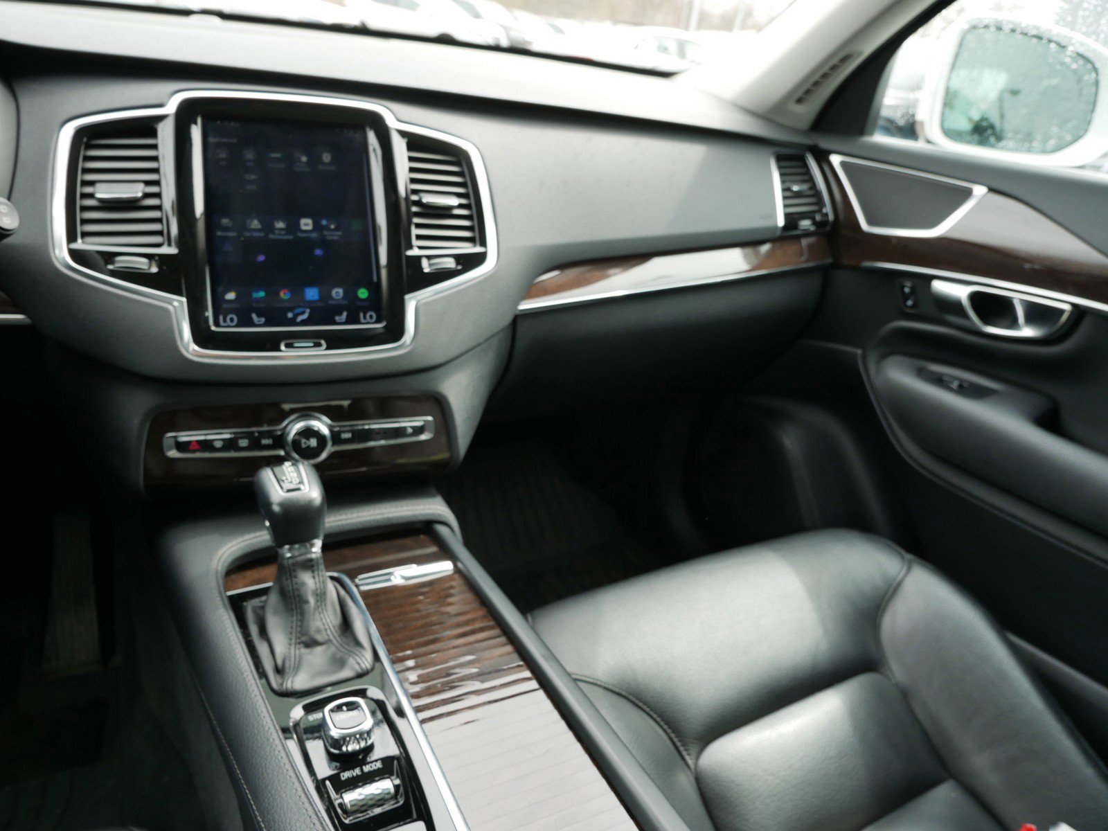 Used 2017 Volvo XC90 T6 Momentum w/ Vision Package AWD/4WD image 13