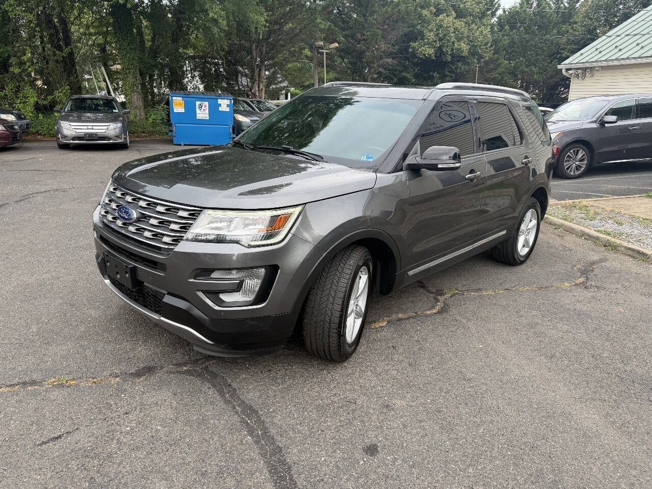 Used 2017 Ford Explorer XLT w/ Equipment Group 202A AWD/4WD image 3