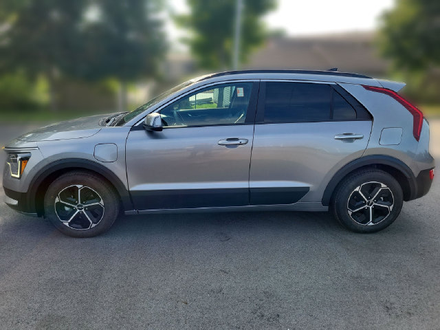 Certified 2023 Kia Niro EX FWD image 3
