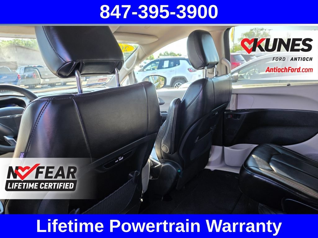 Used 2023 Chrysler Pacifica Touring-L FWD image 21