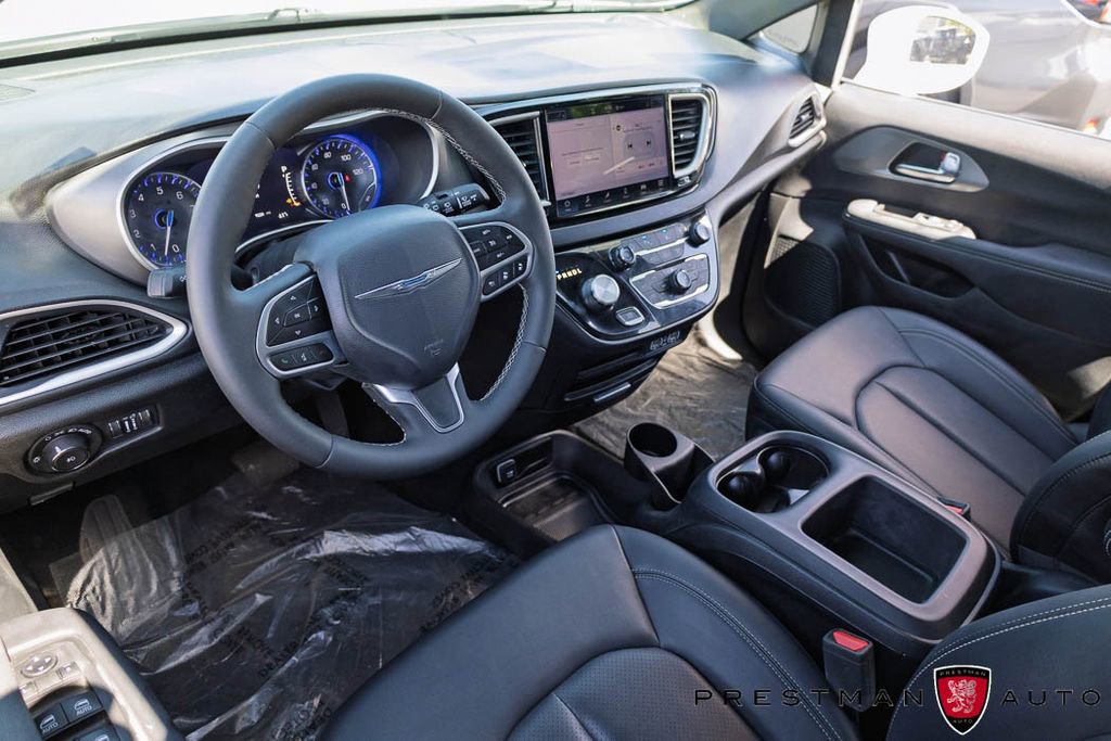 Used 2025 Chrysler Pacifica Select FWD image 18