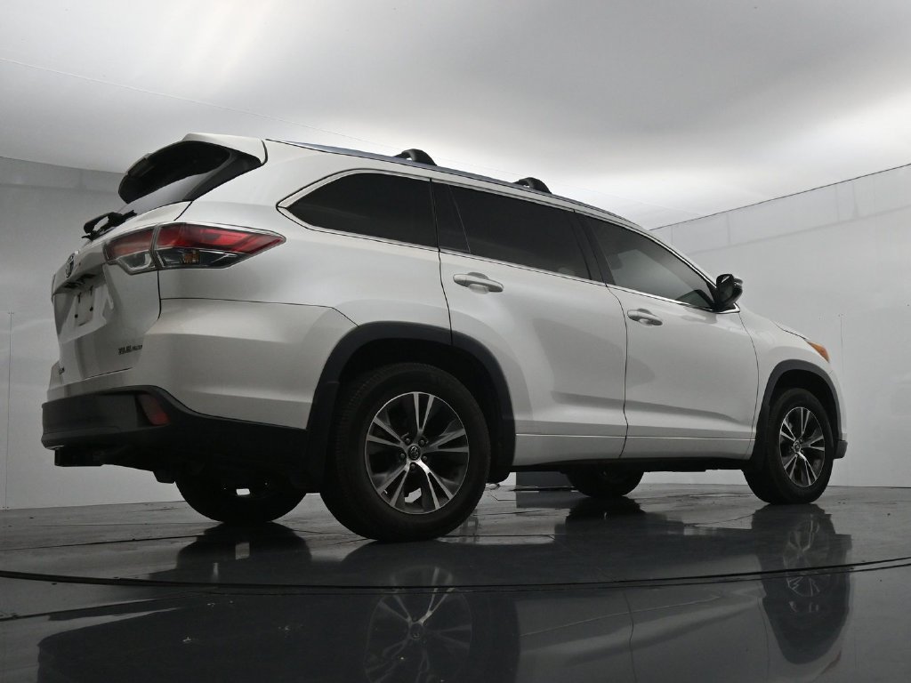 Used 2016 Toyota Highlander XLE AWD/4WD image 23