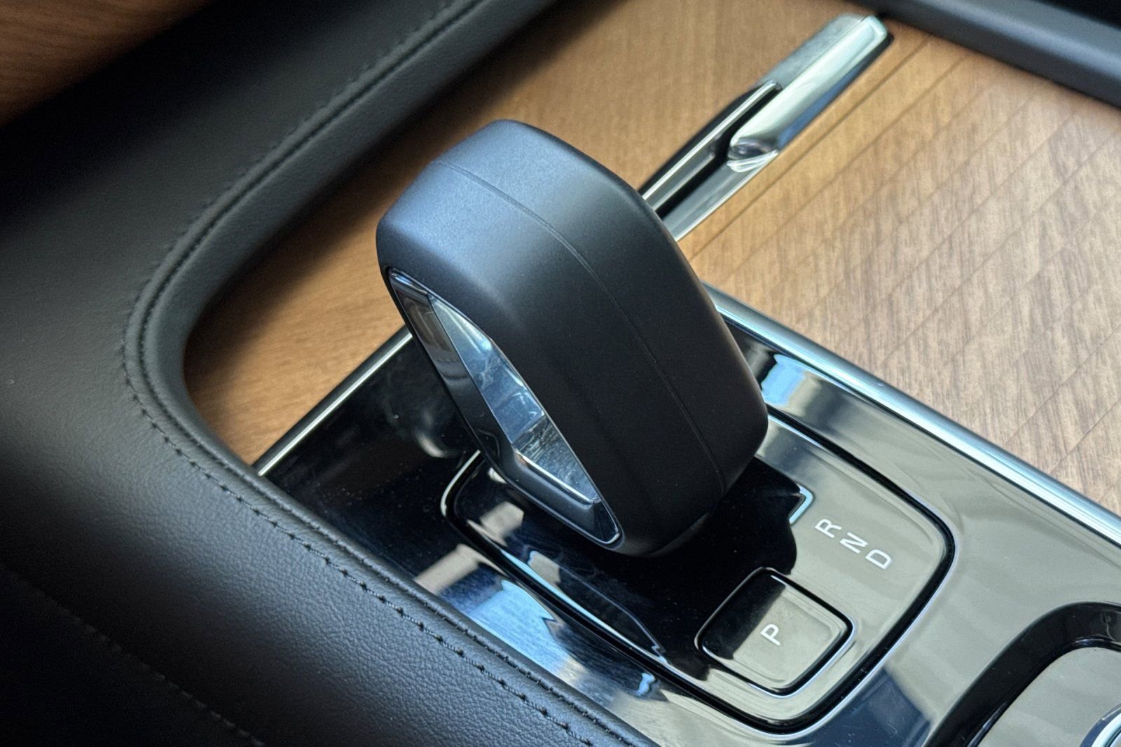 Used 2025 Volvo XC90 B6 Plus image 24