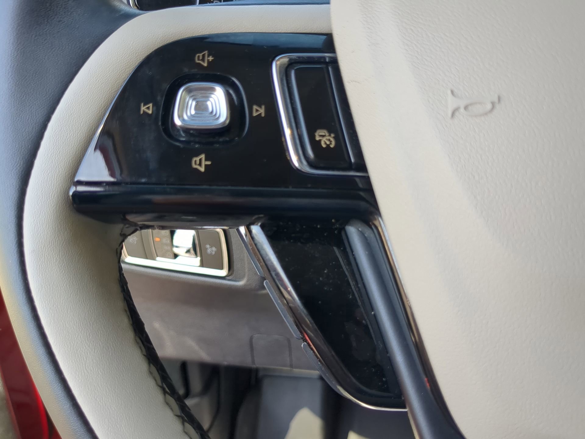 Used 2025 Lincoln Corsair FWD image 56