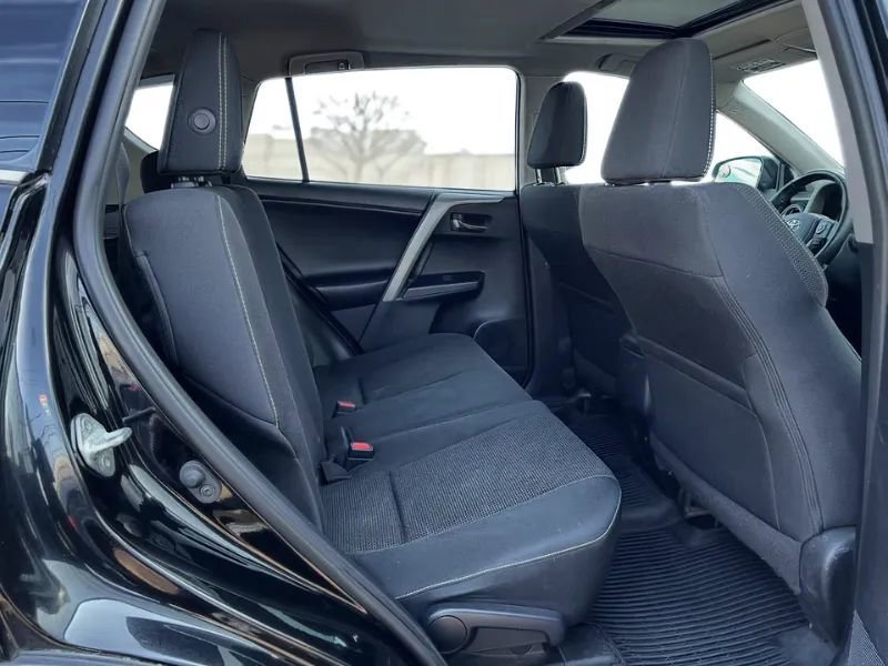 Used 2018 Toyota RAV4 XLE AWD/4WD image 12