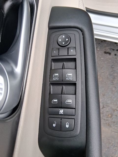 Used 2024 Chrysler Pacifica Touring-L image 10