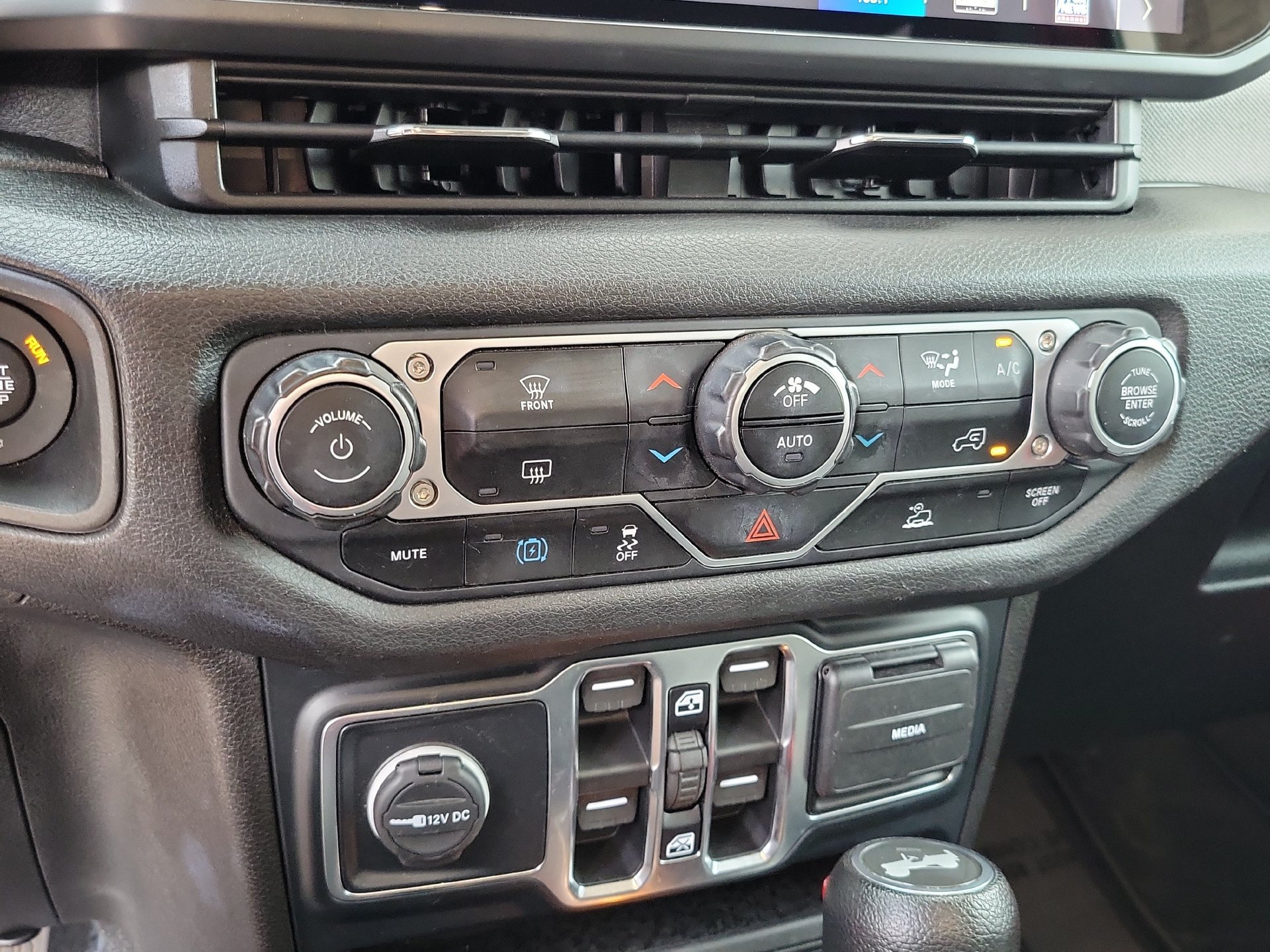 Certified 2024 Jeep Wrangler Unlimited AWD/4WD image 12
