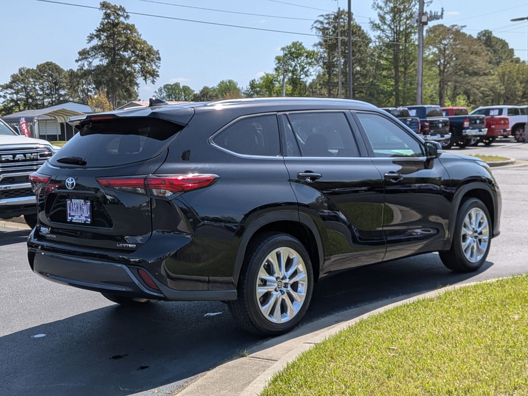 Used 2023 Toyota Highlander Limited FWD image 5