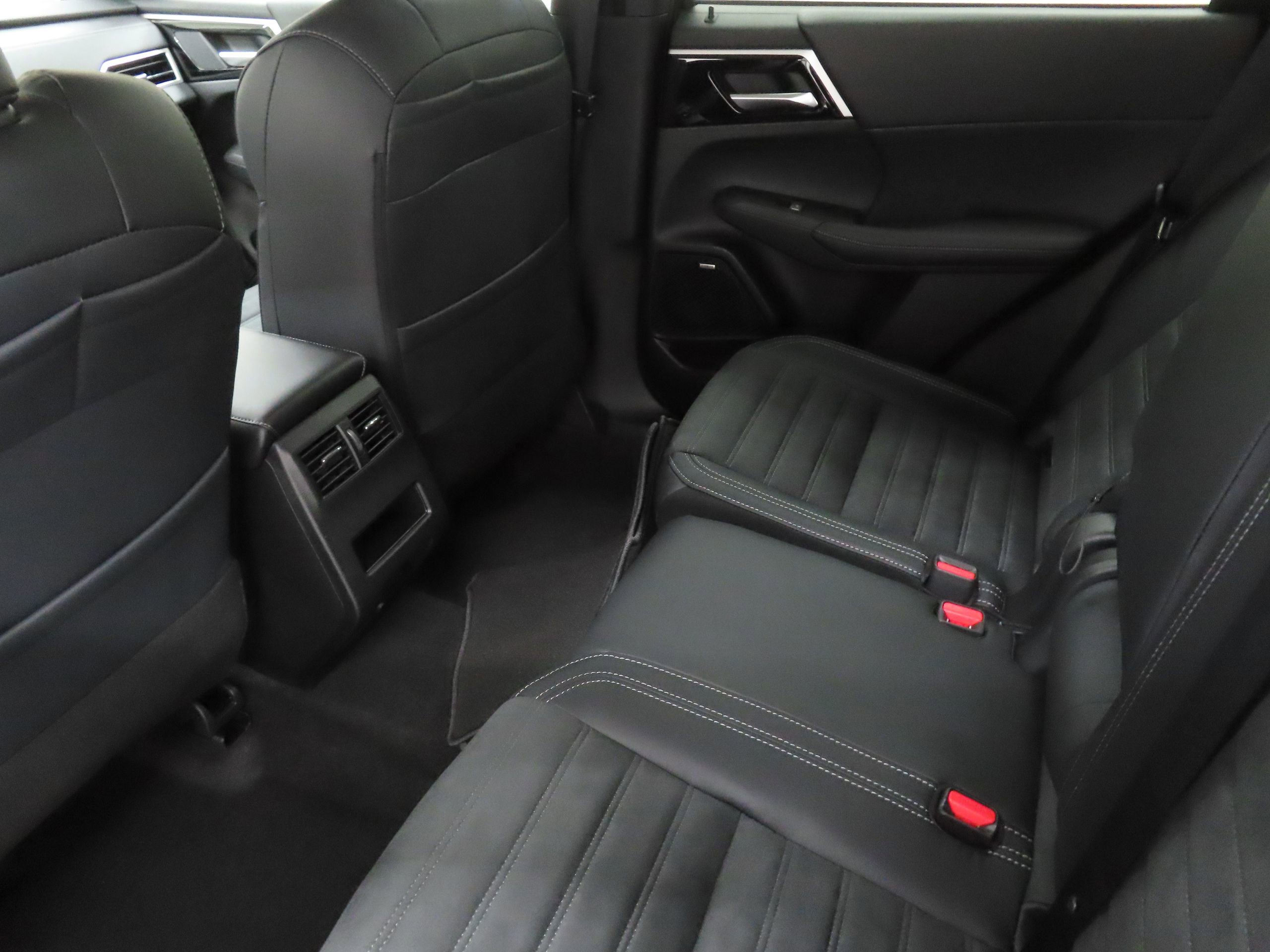 New 2026 Mitsubishi Outlander SE image 21