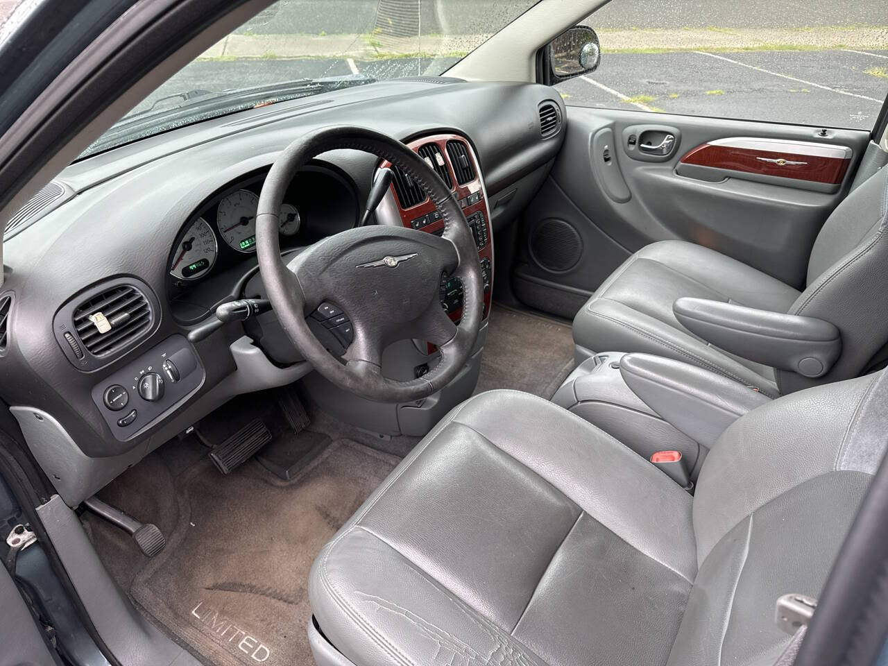 Used 2005 Chrysler Town & Country Limited FWD image 5