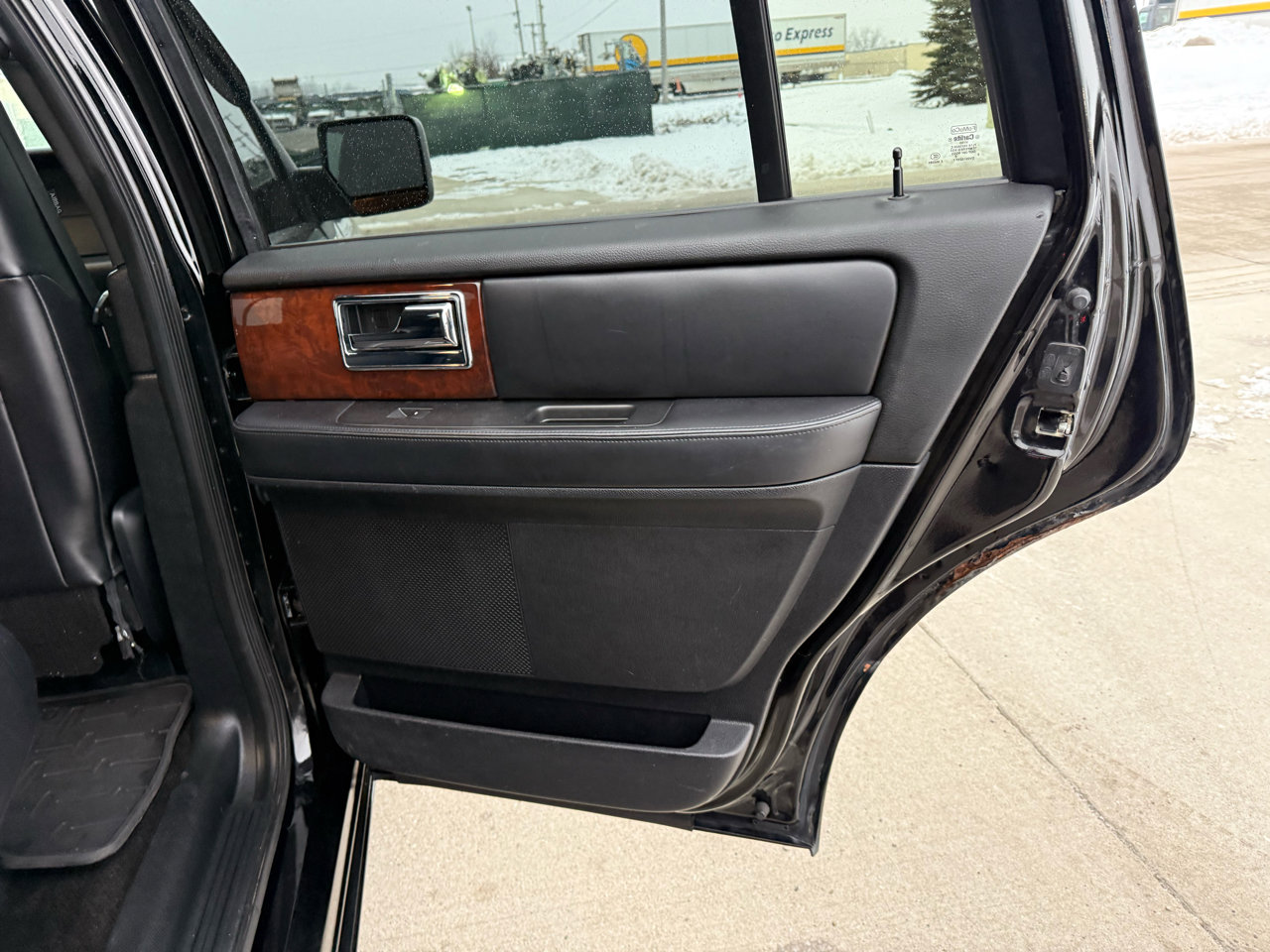 Used 2016 Lincoln Navigator Select image 28