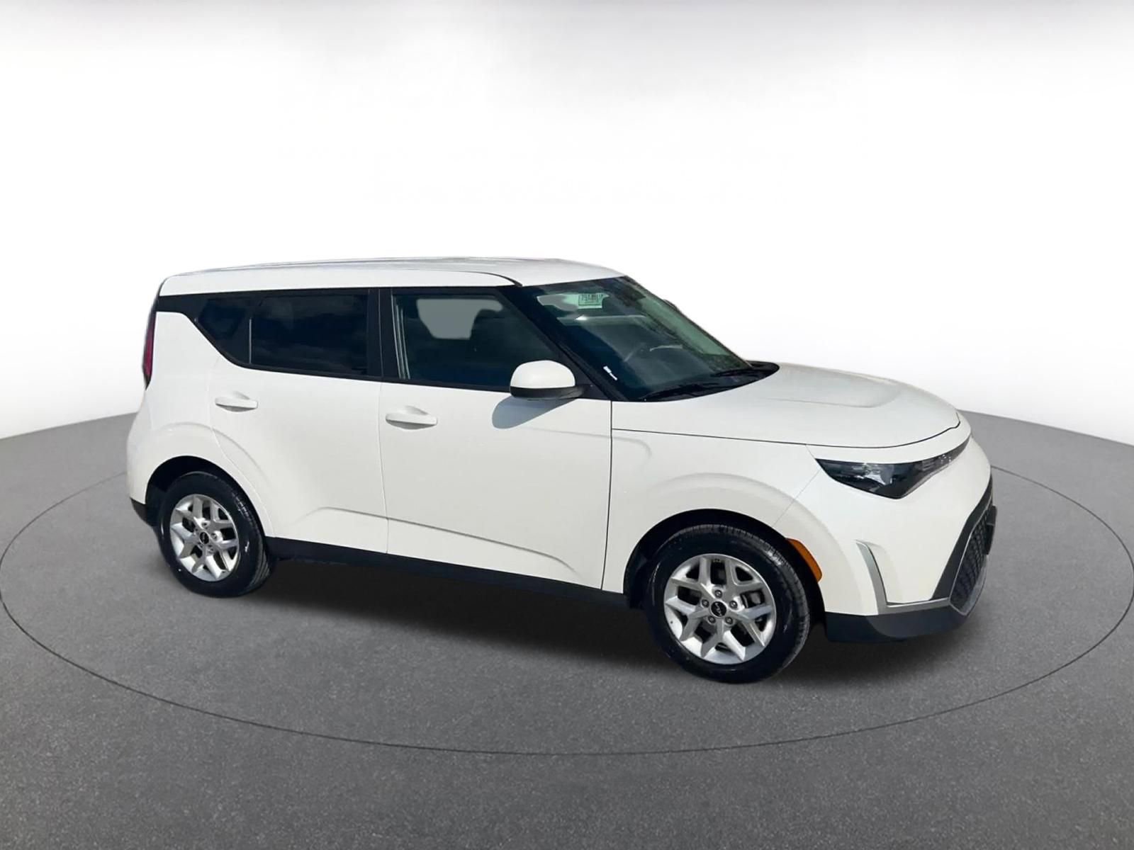 Used 2025 Kia Soul LX w/ LX Technology Package FWD image 2