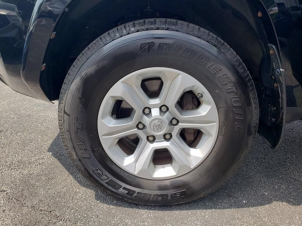 Used 2017 Toyota 4Runner SR5 AWD/4WD image 35