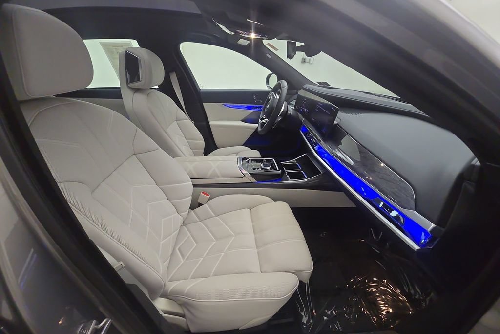 Used 2023 BMW 760i xDrive w/ Luxury Rear Seating Package AWD/4WD image 31