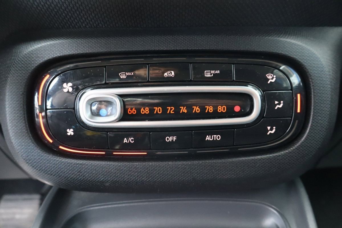 Used 2016 smart fortwo passion image 15