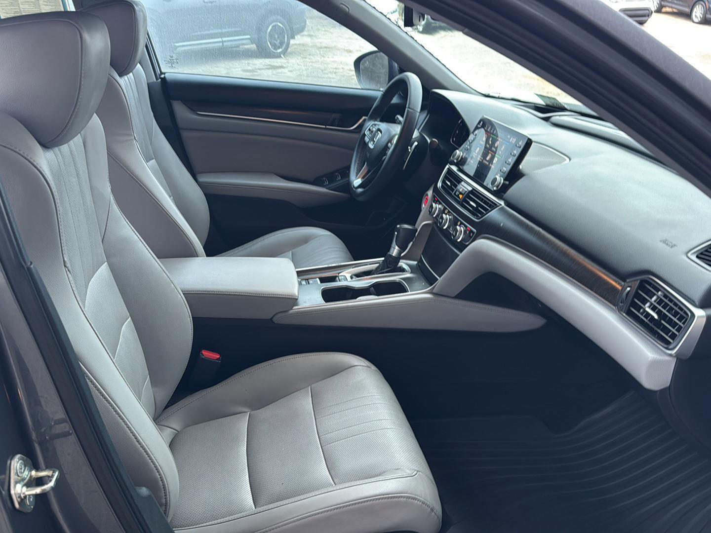Used 2018 Honda Accord Touring image 10