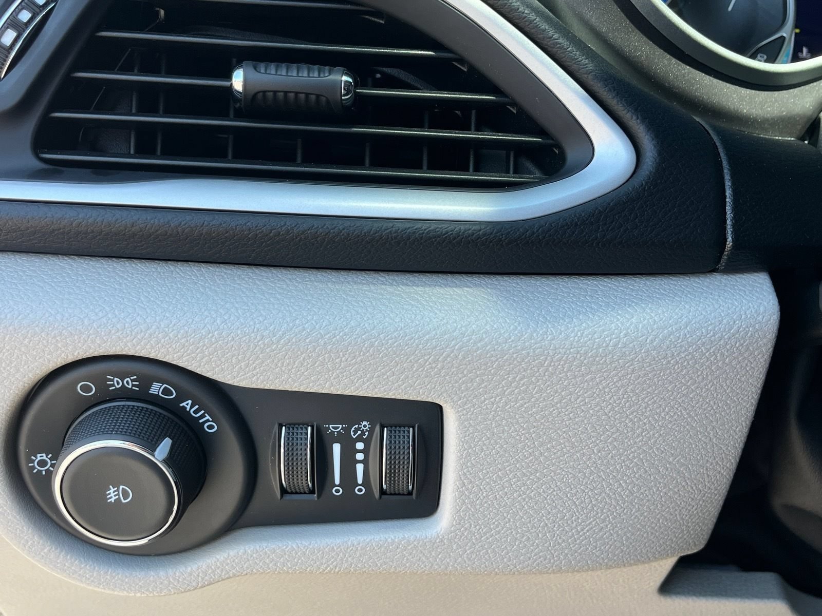 Used 2024 Chrysler Pacifica Touring-L FWD image 30