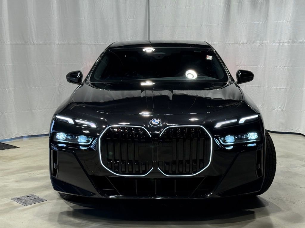 Used 2025 BMW i7 xDrive60 w/ Premium Package image 2