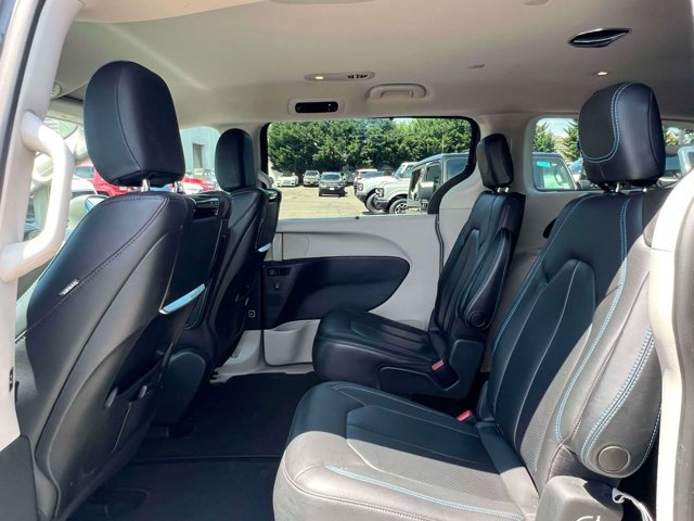 Used 2021 Chrysler Pacifica Touring-L w/ Uconnect Theater Family Group AWD/4WD image 13