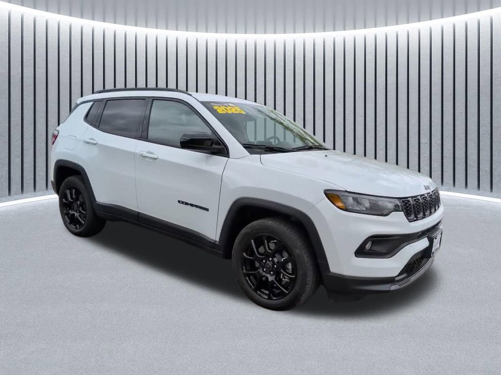Used 2025 Jeep Compass Latitude w/ Altitude Special Edition AWD/4WD image 2