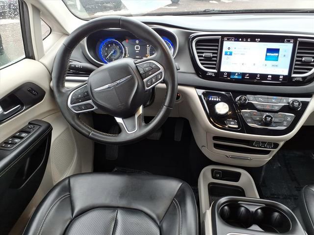 Used 2023 Chrysler Pacifica Touring-L FWD image 16