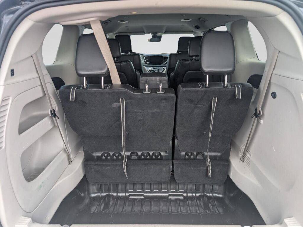 Used 2023 Chrysler Pacifica Touring-L FWD image 28