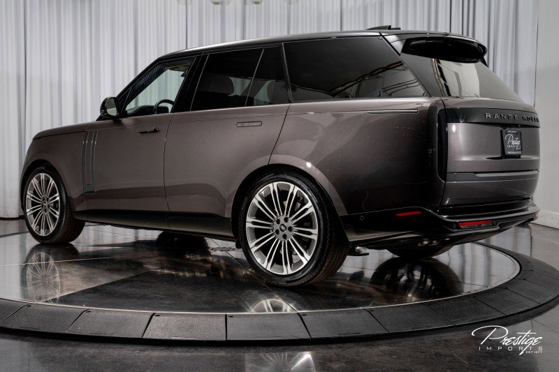 Used 2025 Land Rover Range Rover SE image 9