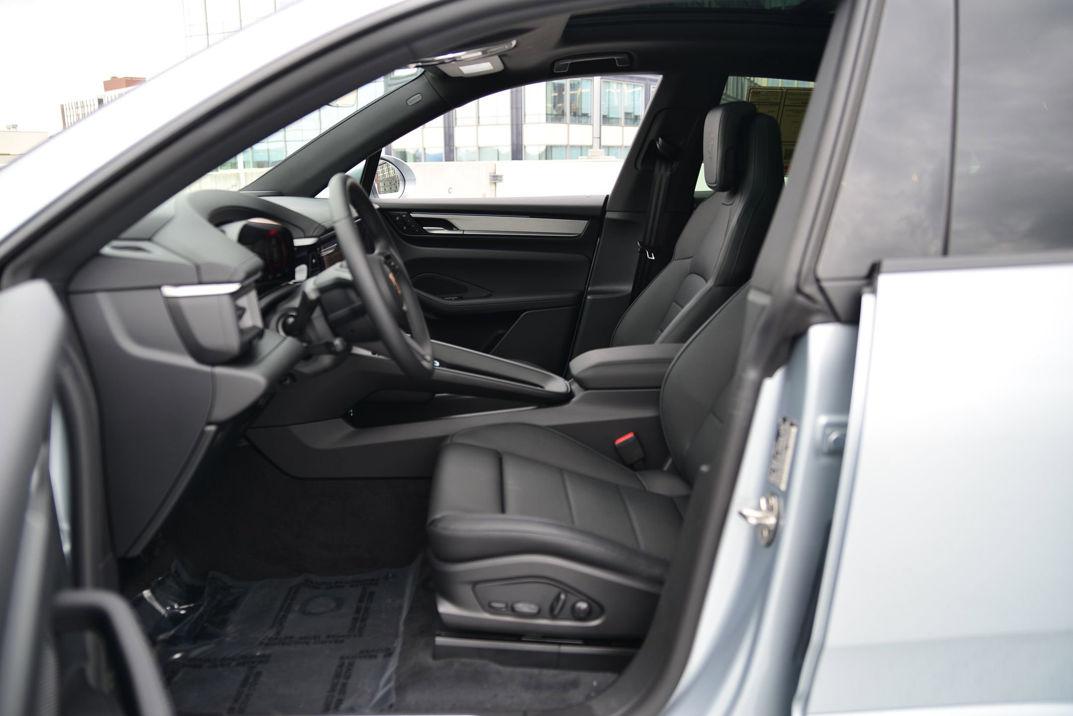 Certified 2025 Porsche Macan 4 Electric image 29