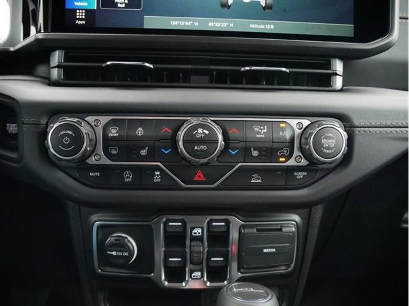 New 2025 Jeep Gladiator Sport image 18