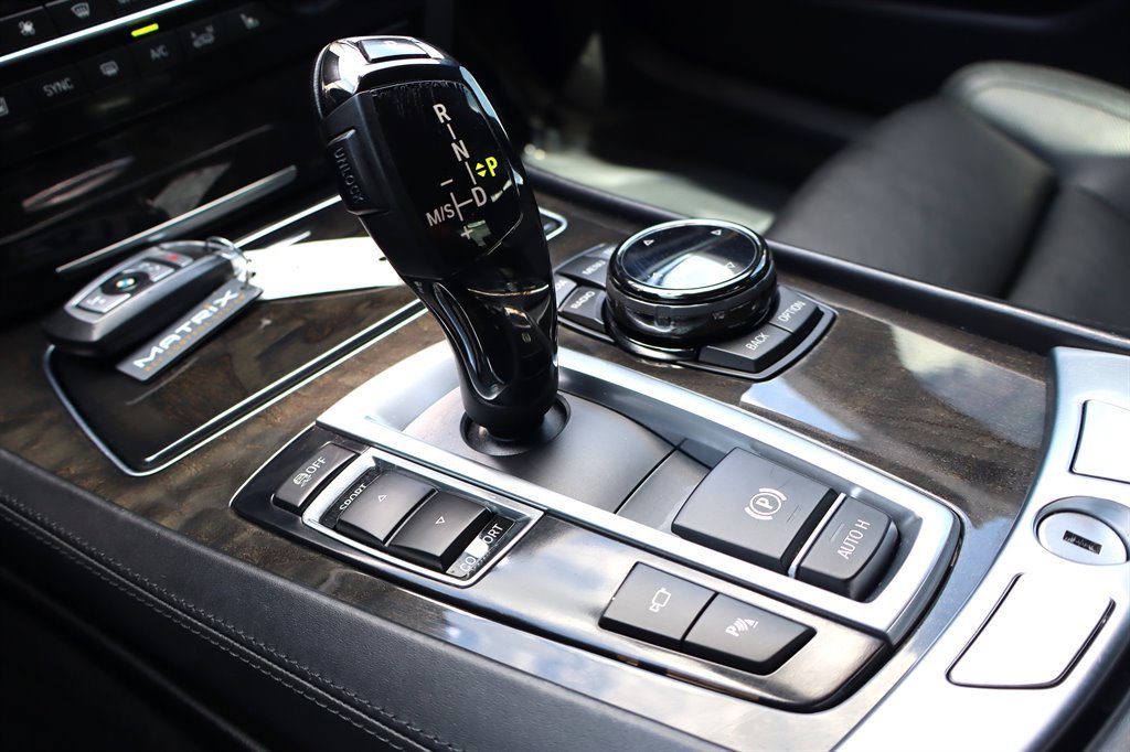 Used 2015 BMW 750i RWD image 31