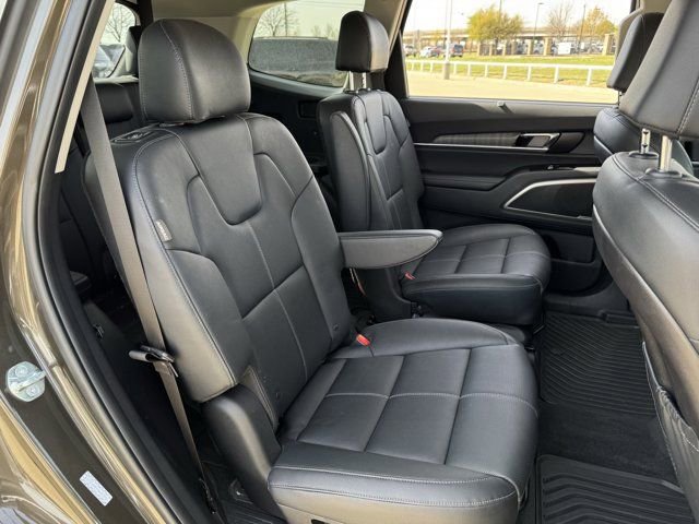 Used 2025 Kia Telluride EX w/ EX Captain's Chair Package FWD image 33