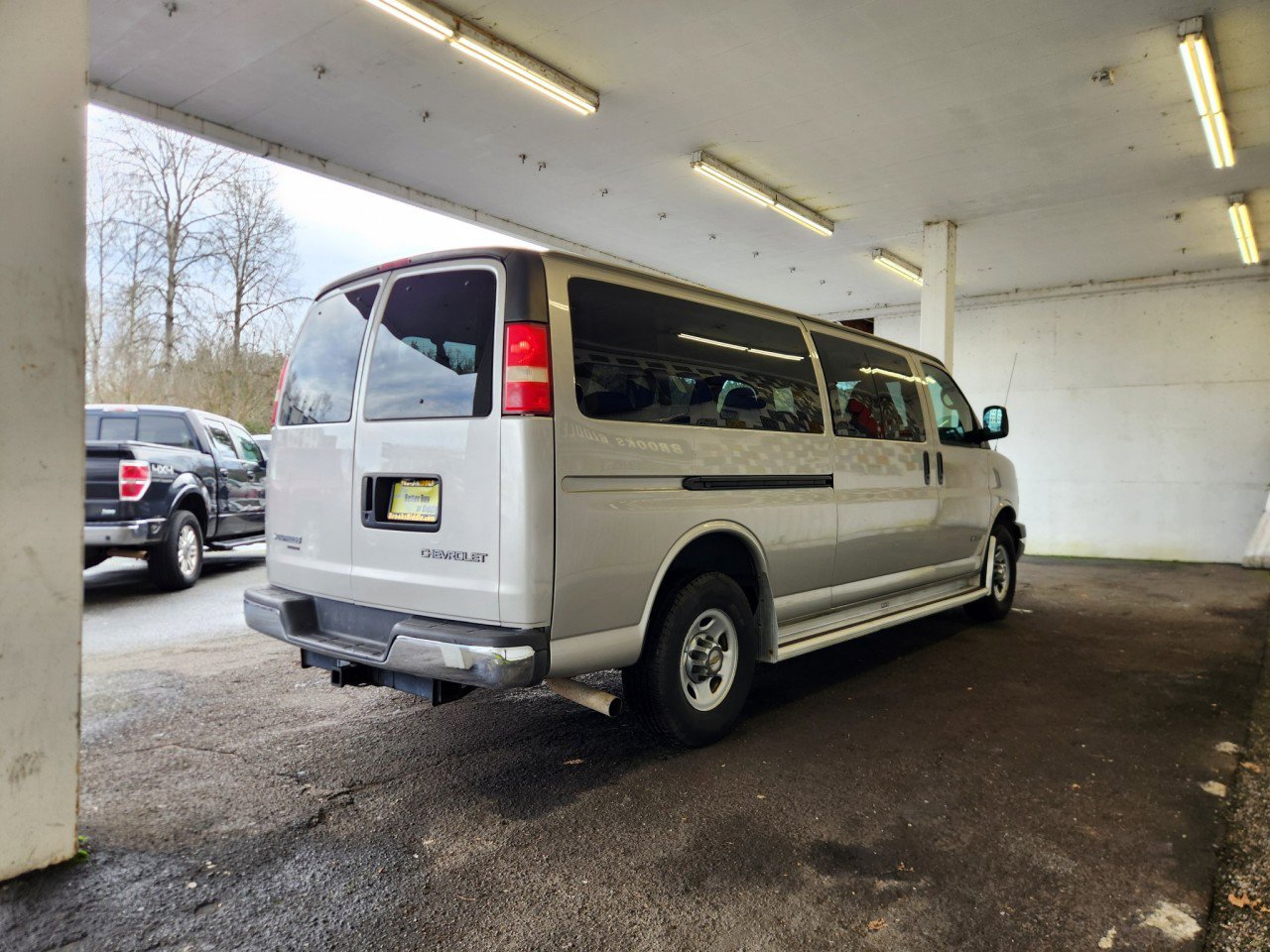 Used 2005 Chevrolet Express 3500 Extended Passenger w/ LS Preferred Equipment Group image 3