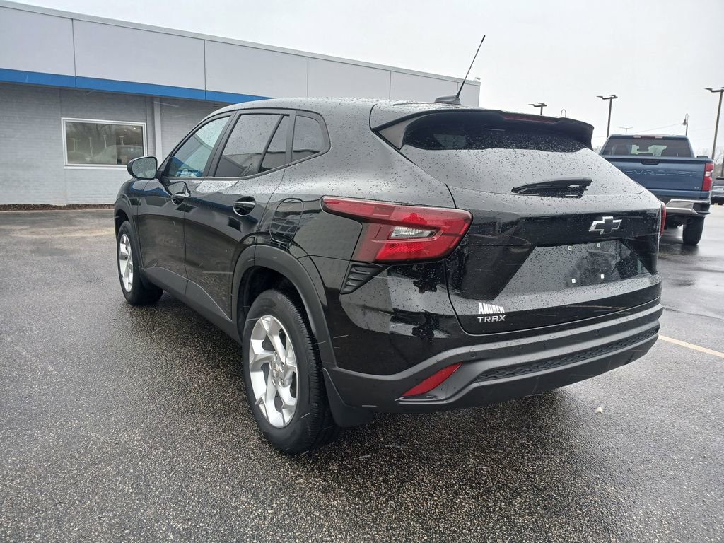Used 2025 Chevrolet Trax LS w/ LS Convenience Package image 19
