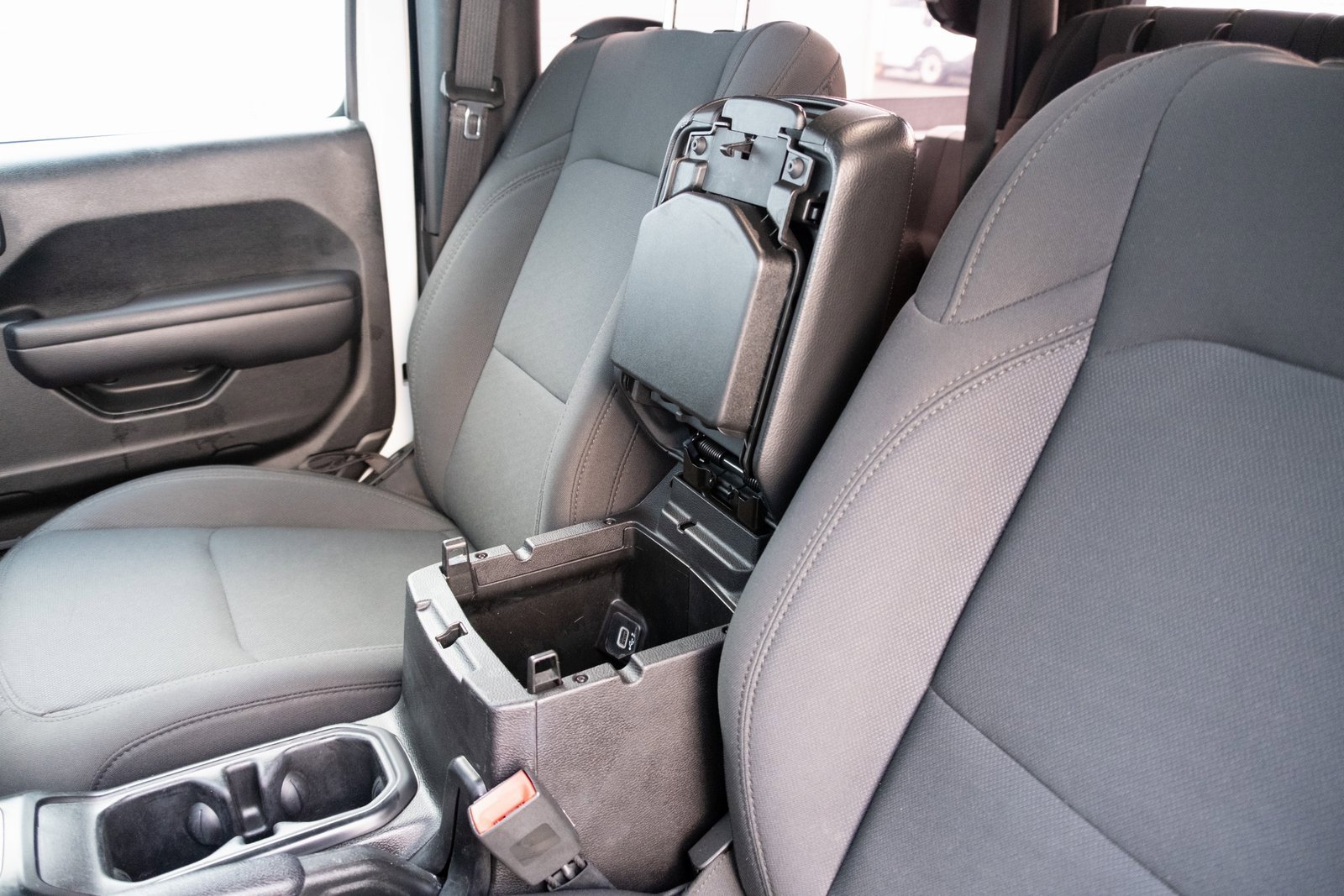 Used 2018 Jeep Wrangler Sport image 9