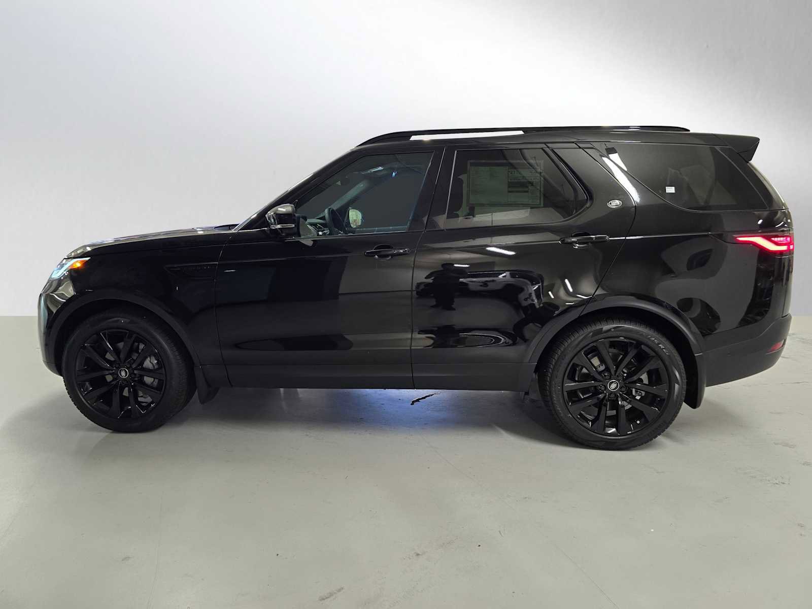 New 2026 Land Rover Discovery S image 2