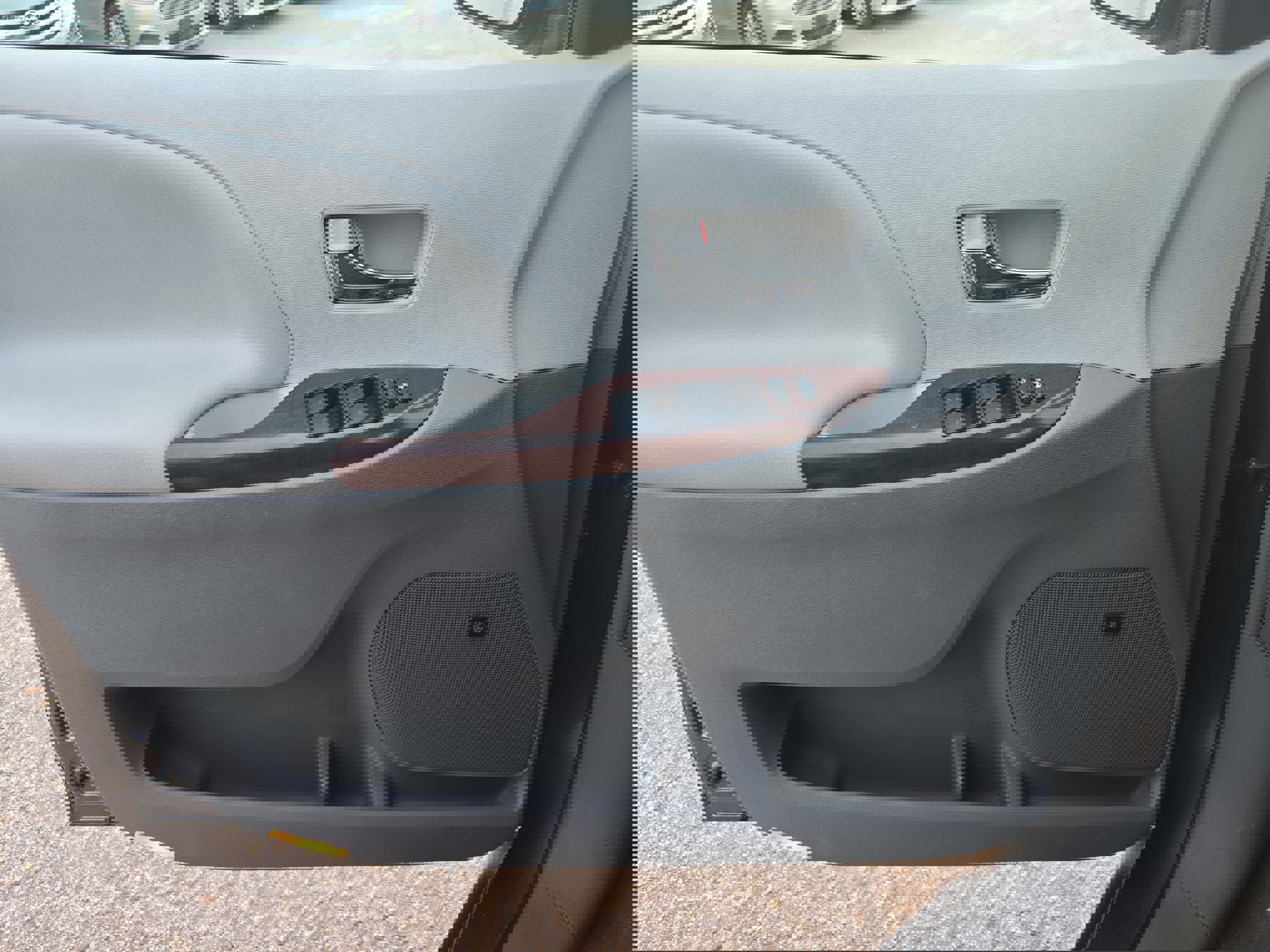 Used 2011 Toyota Sienna XLE image 29