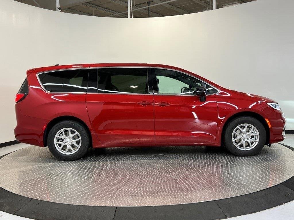 New 2026 Chrysler Pacifica Select video 2
